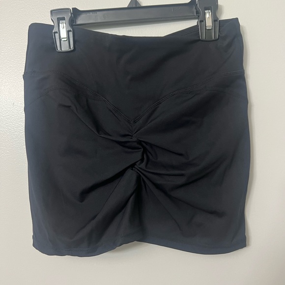 Amazon scrunch workout shorts. Size medium. - Picture 1 of 3
